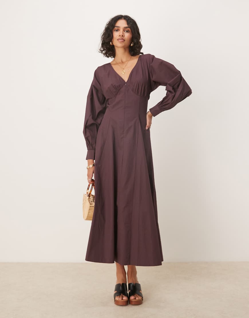 ASOS DESIGN - Langärmliges Maxikleid aus Popeline in Schokobraun mit V-Ausschnitt ASOS DESIGN - Langärmliges Maxikleid aus Popeline in Schokobraun mit V-Ausschnitt von ASOS DESIGN