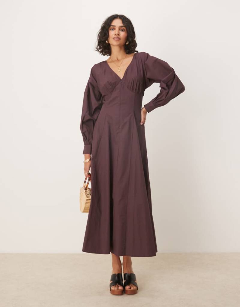ASOS DESIGN - Langärmliges Maxikleid aus Popeline in Schokobraun mit V-Ausschnitt von ASOS DESIGN