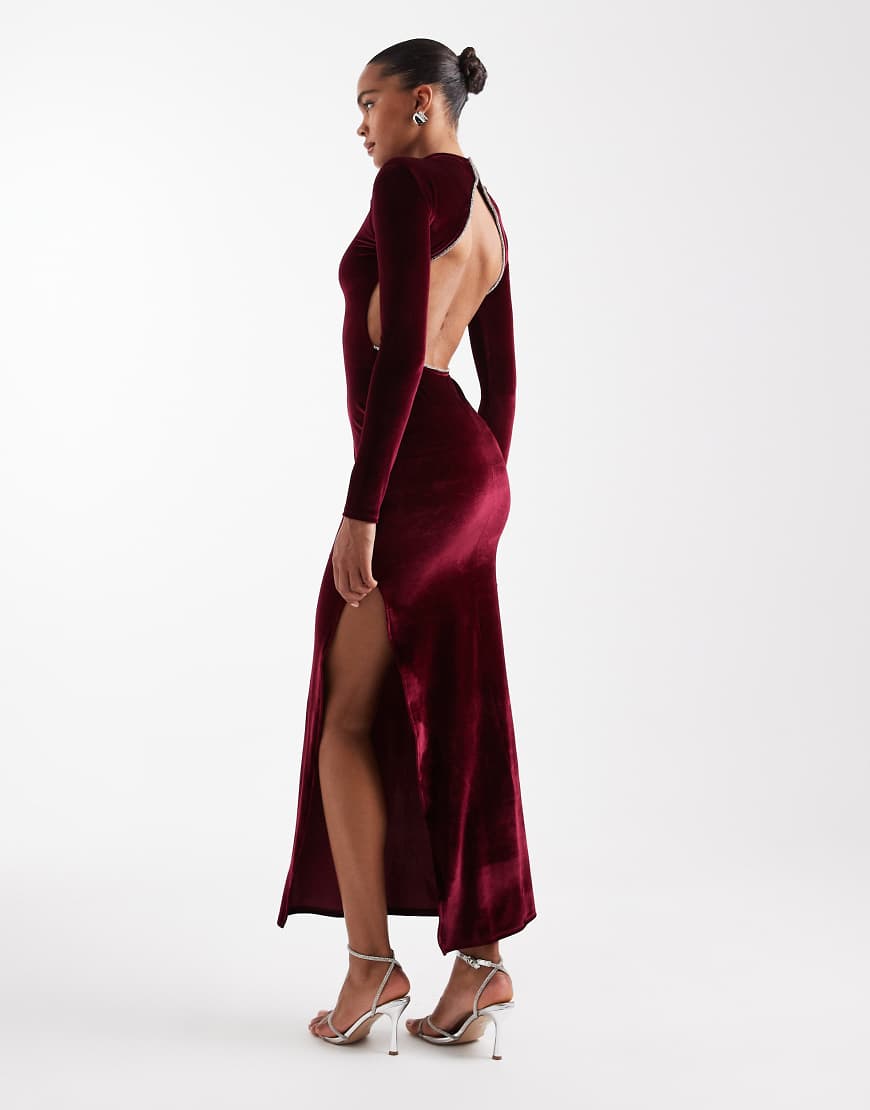 ASOS DESIGN - Langärmliges Maxikleid aus Samt in Beerenrot mit Rückenausschnitt und Verzierung von ASOS DESIGN