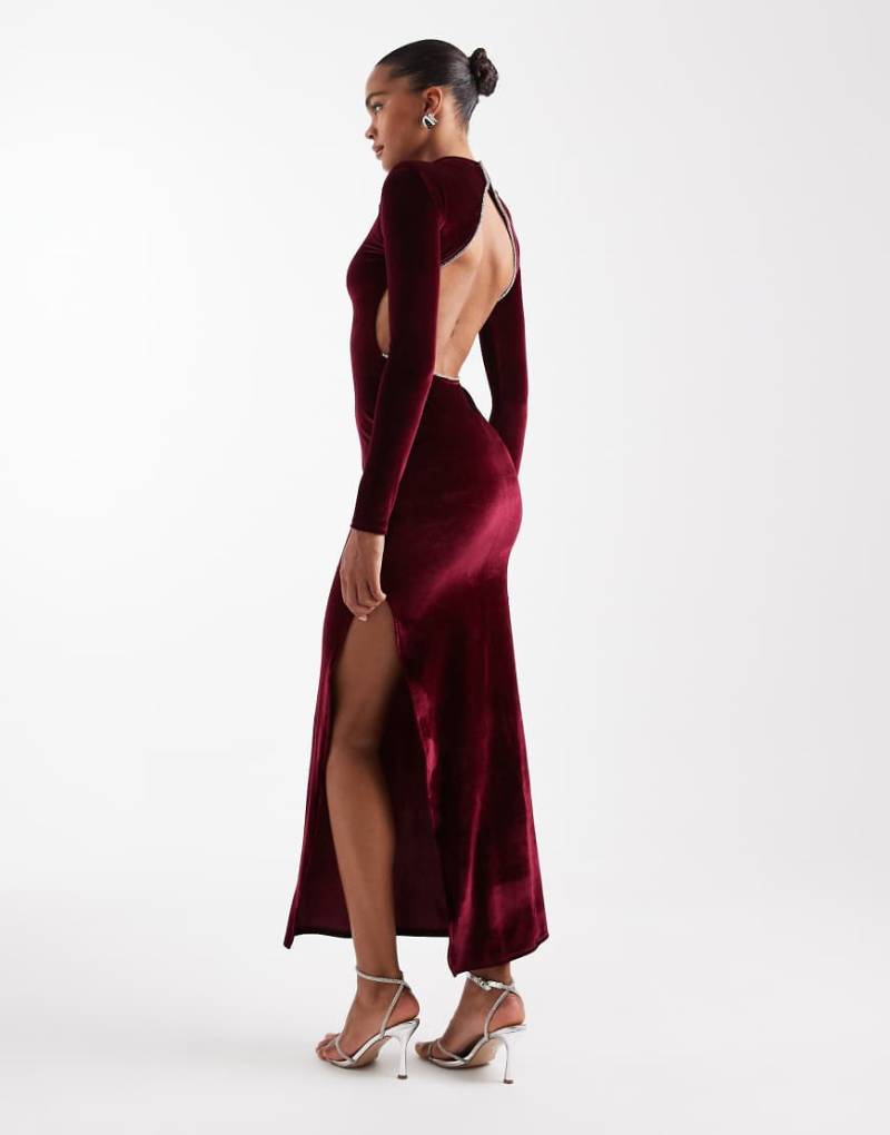 ASOS DESIGN - Langärmliges Maxikleid aus Samt in Beerenrot mit Rückenausschnitt und Verzierung von ASOS DESIGN