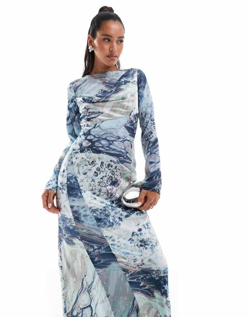 ASOS DESIGN - Langärmliges Maxikleid aus Satin-Chiffonmischung mit abstraktem Marmormuster und Wasserfallausschnitt-Bunt von ASOS DESIGN