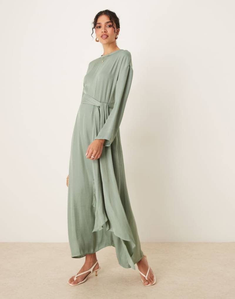 ASOS DESIGN - Langärmliges Maxikleid aus Satin in Salbei mit Bindedetail-Grün von ASOS DESIGN