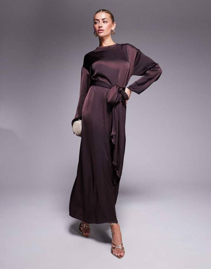 ASOS DESIGN - Langärmliges Maxikleid aus Satin in Schokobraun mit Bindedetail von ASOS DESIGN