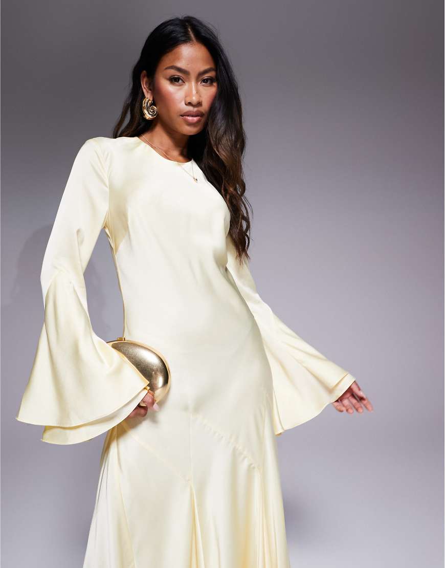 ASOS DESIGN - Langärmliges Maxikleid aus Satin in Zitronengelb mit weitem Rockteil mit Godet-Design von ASOS DESIGN