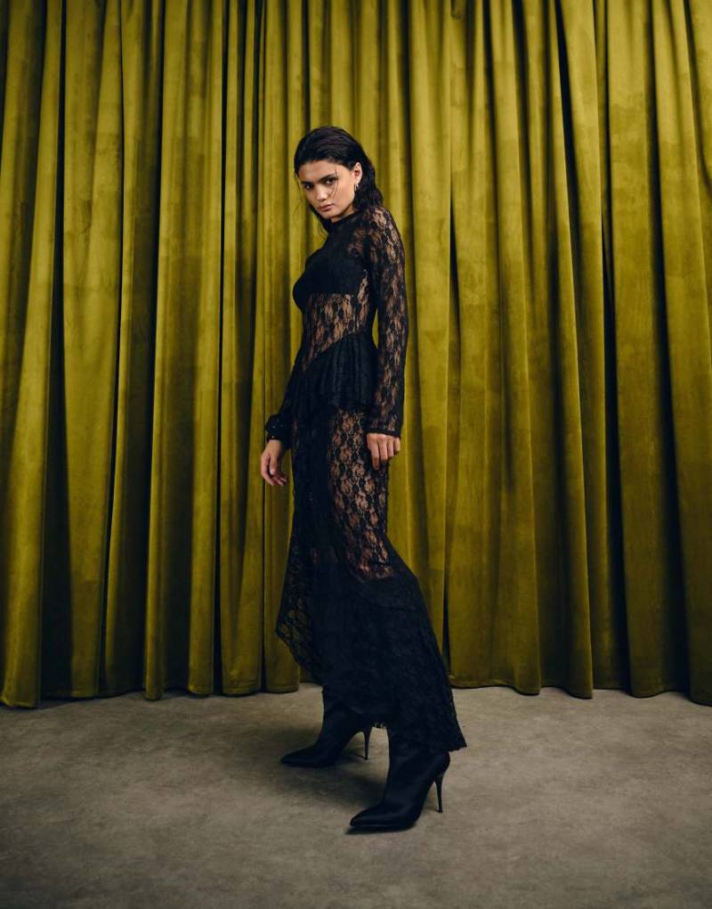 ASOS DESIGN - Langärmliges Maxikleid aus Spitze in Schwarz mit Rüschen am Rück ASOS DESIGN - Langärmliges Maxikleid aus Spitze in Schwarz mit Rüschen am Rück von ASOS DESIGN