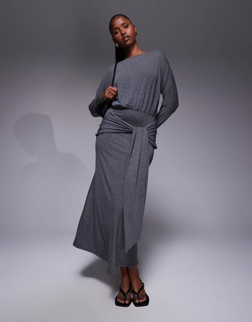 ASOS DESIGN - Langärmliges Maxikleid in Anthrazit mit U-Boot-Ausschnitt, Bindedetail und locker fallender Vorderseite-Grau von ASOS DESIGN