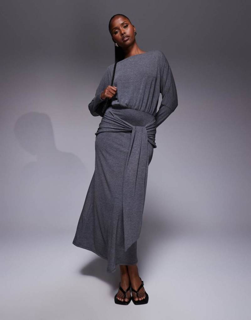 ASOS DESIGN - Langärmliges Maxikleid in Anthrazit mit U-Boot-Ausschnitt, Bindedetail und locker fallender Vorderseite-Grau von ASOS DESIGN