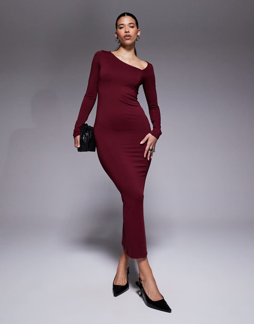 ASOS DESIGN - Langärmliges Maxikleid in Burgunderrot mit asymmetrischem Ausschnitt von ASOS DESIGN