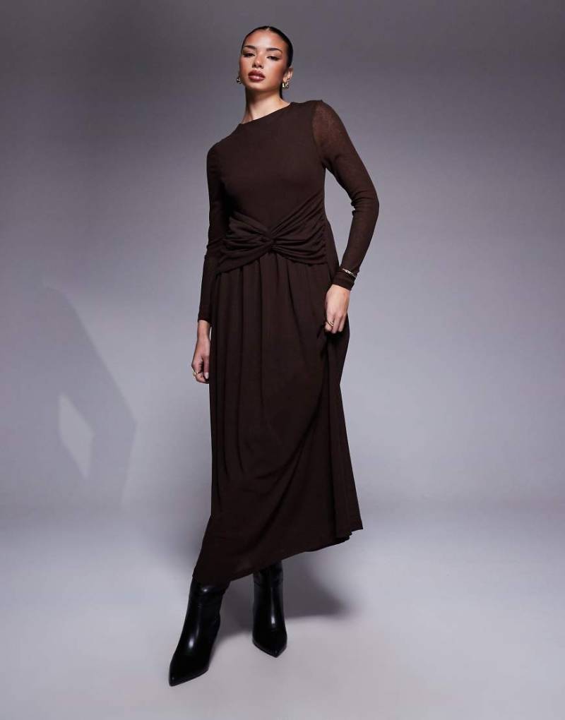 ASOS DESIGN - Langärmliges Maxikleid in Dunkelbraun mit U-Boot-Ausschnitt und Twist-Detail-Rot von ASOS DESIGN