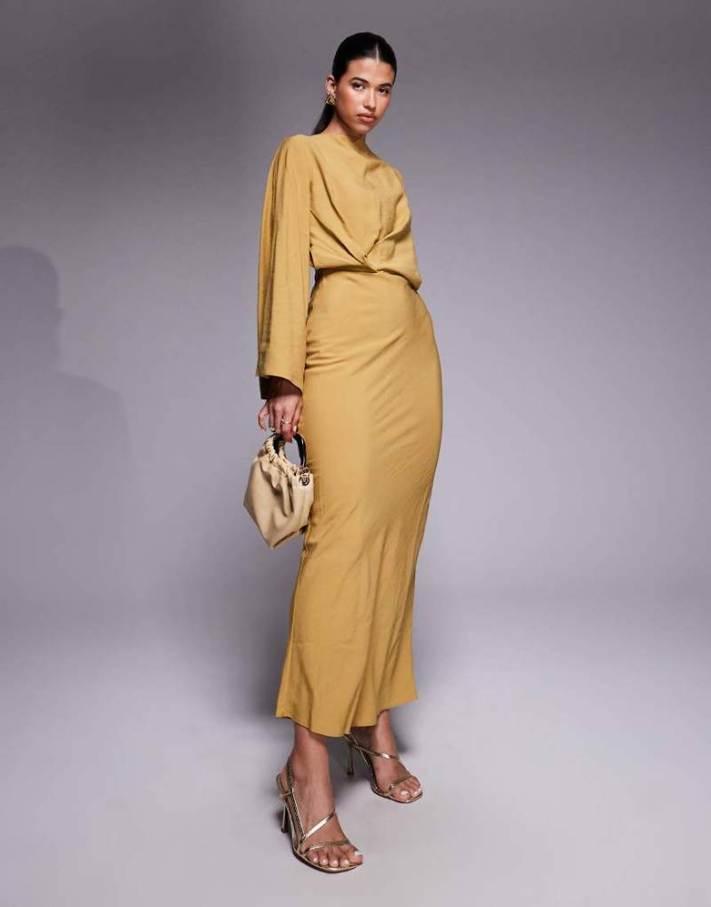 ASOS DESIGN - Langärmliges Maxikleid in Gold mit asymmetrischen Schnitt und Zierfalten an der Taille-Goldfarben von ASOS DESIGN