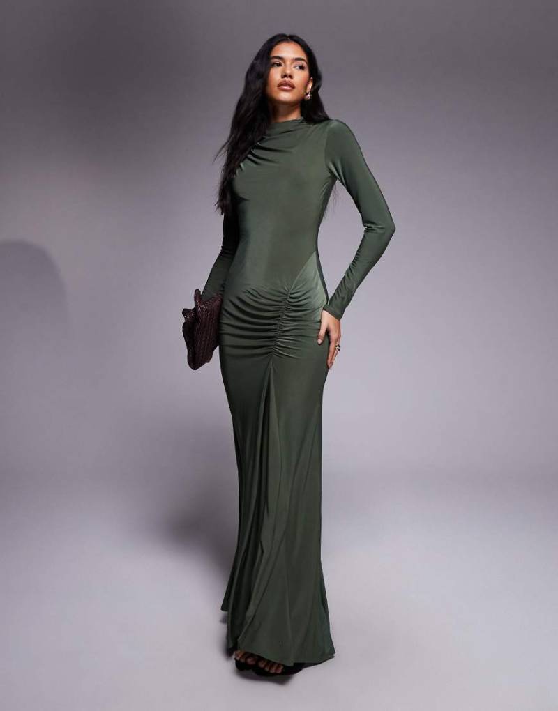 ASOS DESIGN - Hochgeschlossenes, anschmiegsames Maxikleid in Grün mit gerafftem Rock-Rot von ASOS DESIGN