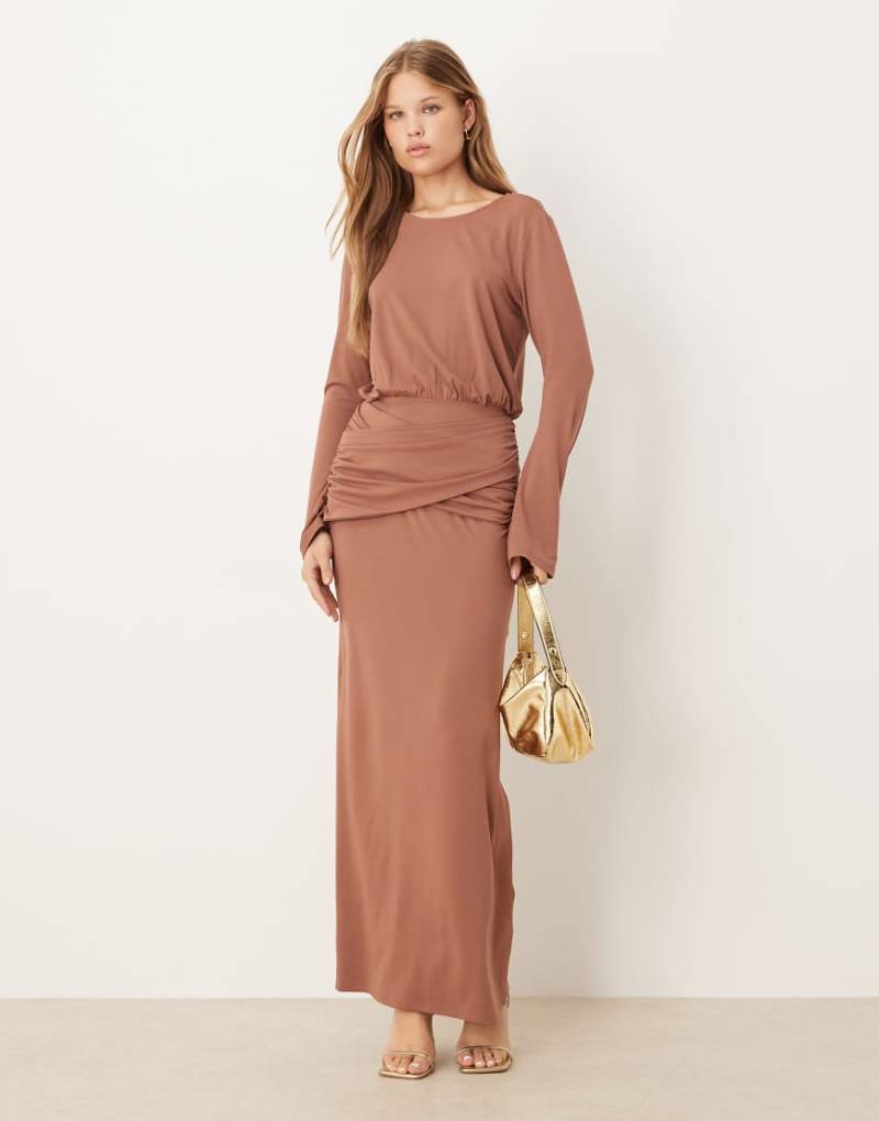 ASOS DESIGN - Langärmliges Maxikleid in Hellbraun mit Raffung und Wickel-Design an der Taille-Keine Farbe von ASOS DESIGN