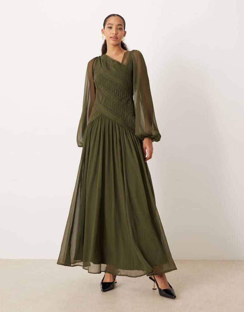 ASOS DESIGN - Langärmliges Maxikleid in Khaki mit asymmetrischem Ausschnitt und Spitzenbesatz-Grün von ASOS DESIGN