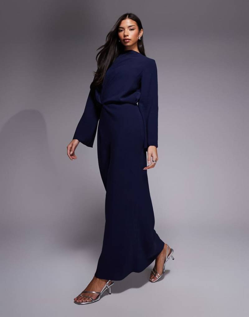 ASOS DESIGN - Langärmliges Maxikleid in Schokobraun mit Faltendesign an der Taille und Schrägschnitt-Marineblau von ASOS DESIGN