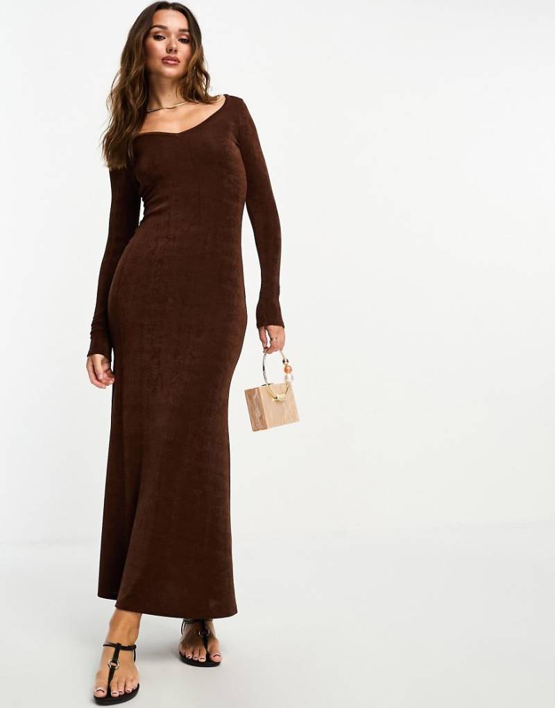 ASOS DESIGN - Langärmliges Maxikleid in Schokobraun mit V-Ausschnitt von ASOS DESIGN
