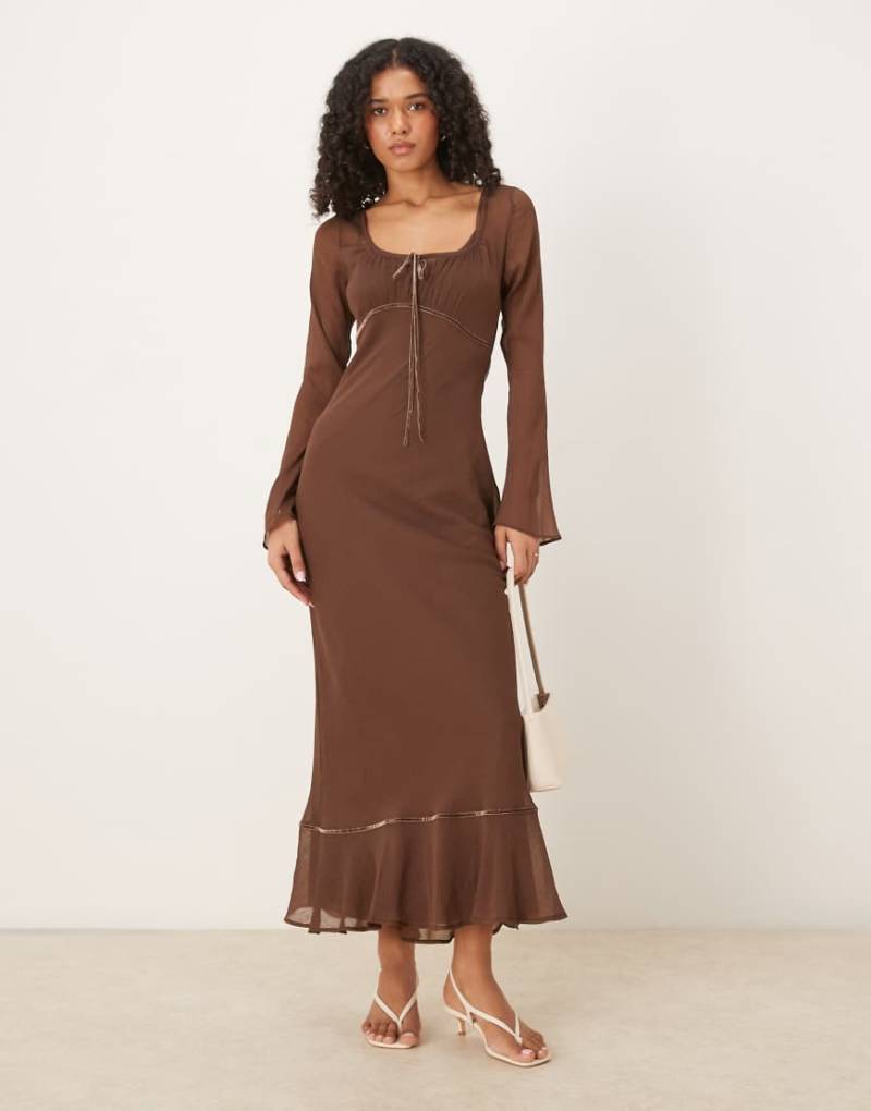ASOS DESIGN - Langärmliges Maxikleid in Schokobraun mit geraffter Brustpartie und U-Ausschnitt von ASOS DESIGN