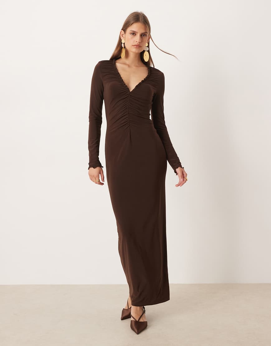 ASOS DESIGN - Langärmliges Maxikleid in Schokobraun mit geraffter Front-Brown von ASOS DESIGN