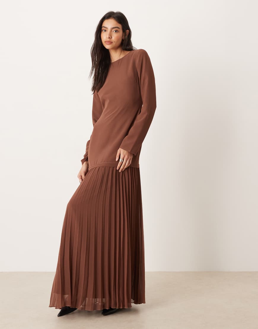 ASOS DESIGN - Langärmliges Maxikleid in Schokobraun mit plissiertem Rock-Brown von ASOS DESIGN