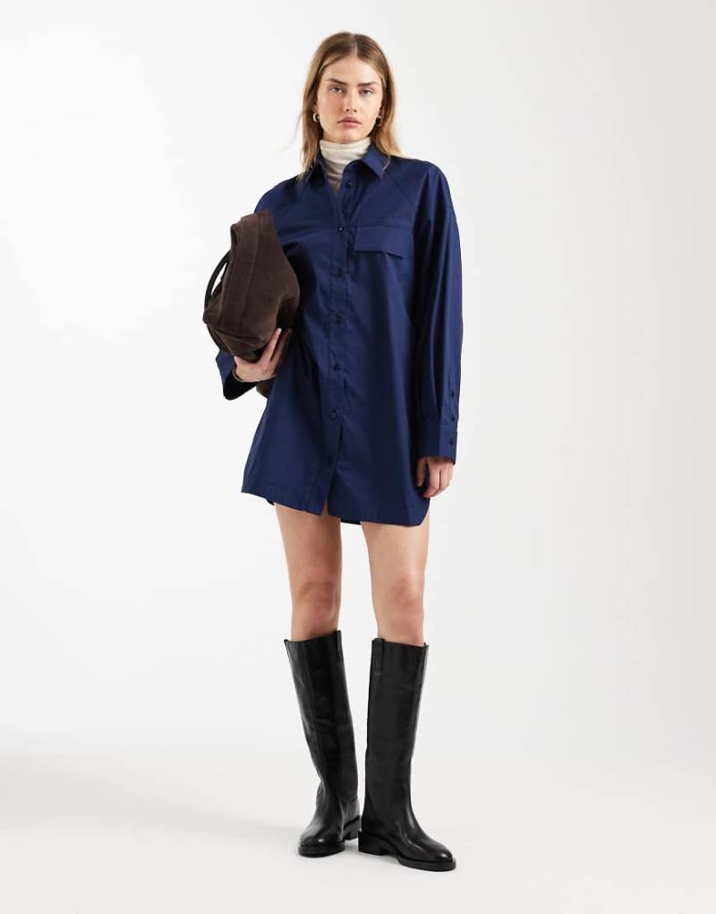 ASOS DESIGN - Langärmliges Mini-Hemdkleid in Marineblau mit Taschen vorne von ASOS DESIGN