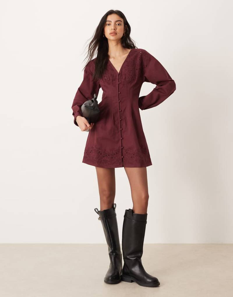 ASOS DESIGN - Langärmliges Minikleid in Burgunderrot mit Zierausschnitten und Knopfleiste von ASOS DESIGN