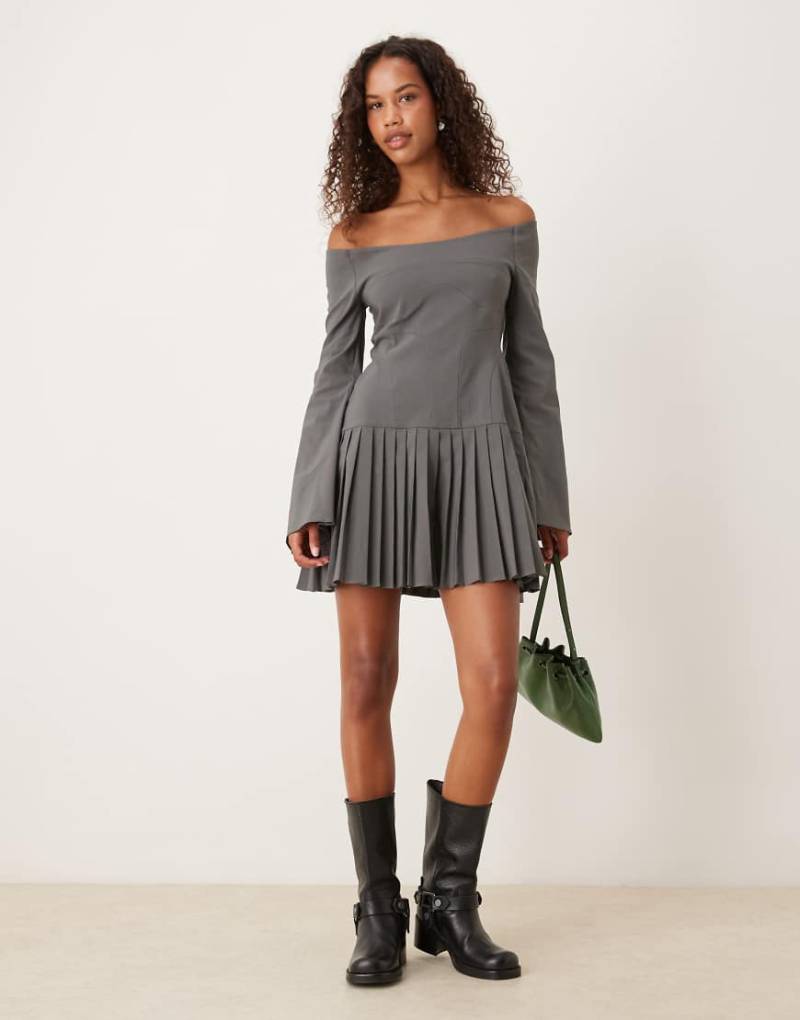 ASOS DESIGN - Langärmliges Minikleid in Schiefergrau mit Faltenrock von ASOS DESIGN