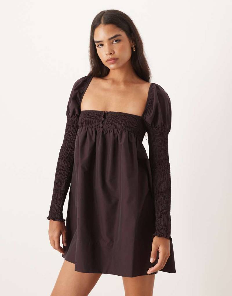 ASOS DESIGN - Langärmliges Minikleid in dunklem Burgunderrot mit geraffter Brustpartie und Knopfleiste vorn-Schwarz von ASOS DESIGN