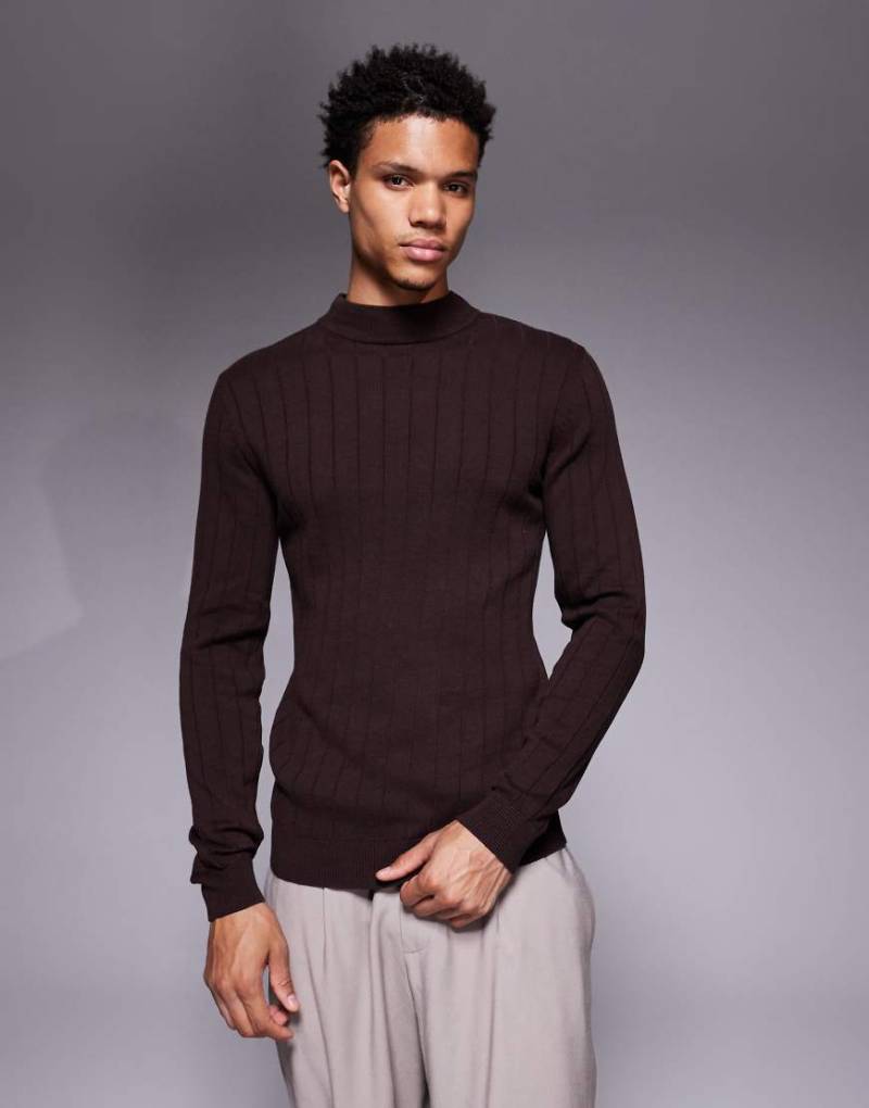 ASOS DESIGN - Langärmliges Muskelshirt aus Strick in Braun mit Stehkragen von ASOS DESIGN