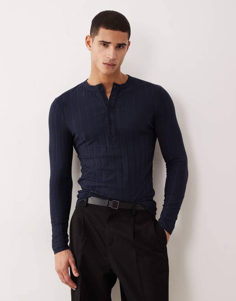 ASOS DESIGN - Langärmliges Muskelshirt in Marineblau mit Henley-Ausschnitt und breitem Rippenmuster von ASOS DESIGN