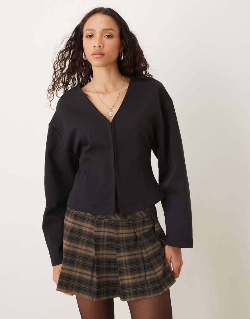 ASOS DESIGN - Langärmliges Oberteil aus Interlock-Stoff in Schwarz mit Haken-Ösen-Detail von ASOS DESIGN