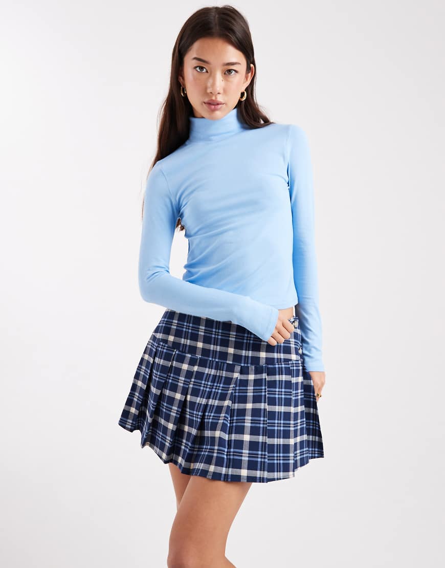 ASOS DESIGN - Langärmliges Oberteil aus Jersey in Hellblau mit Rollkragen von ASOS DESIGN