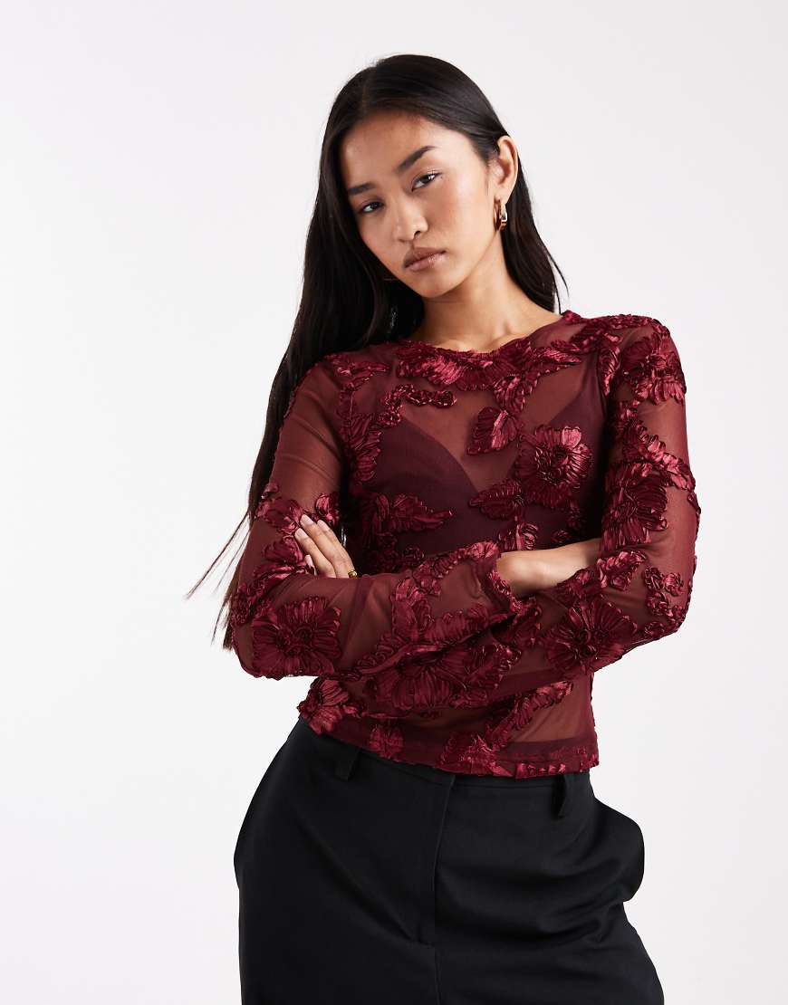 ASOS DESIGN - Langärmliges Oberteil aus Mesh in Burgunderrot mit Blumenstickerei von ASOS DESIGN