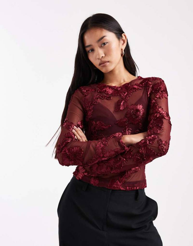 ASOS DESIGN - Langärmliges Oberteil aus Mesh in Burgunderrot mit Blumenstickerei von ASOS DESIGN