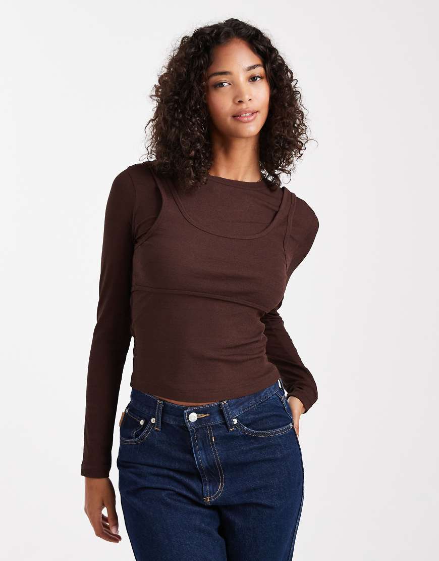 ASOS DESIGN - Langärmliges Oberteil aus strukturiertem Netzstoff in Schokobraun mit Camisole-Schicht-Brown von ASOS DESIGN
