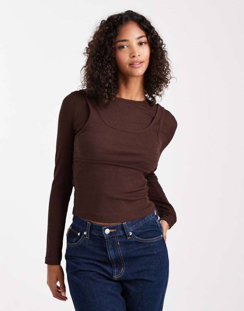 ASOS DESIGN - Langärmliges Oberteil aus Netzstoff in Schokobraun mit Camisole-Overlay-Brown von ASOS DESIGN