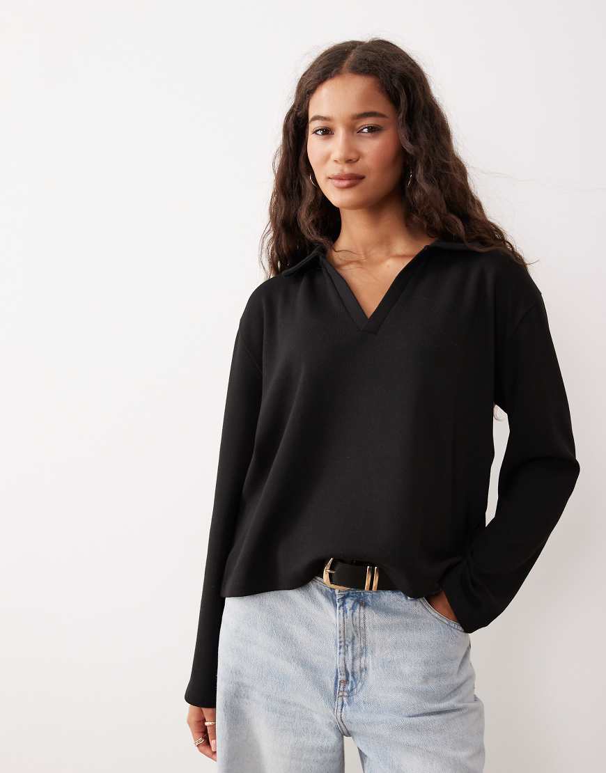 ASOS DESIGN - Langärmliges Oberteil aus Strickstoff in Schwarz mit Rugby-Kragen von ASOS DESIGN