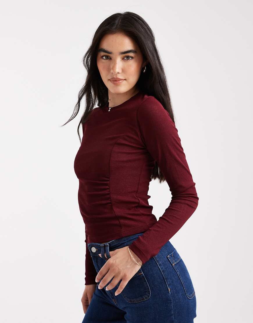 ASOS DESIGN - Langärmliges Oberteil aus strukturiertem Netzstoff in dunklem Beerenrot mit seitlicher Raffung-Lila von ASOS DESIGN