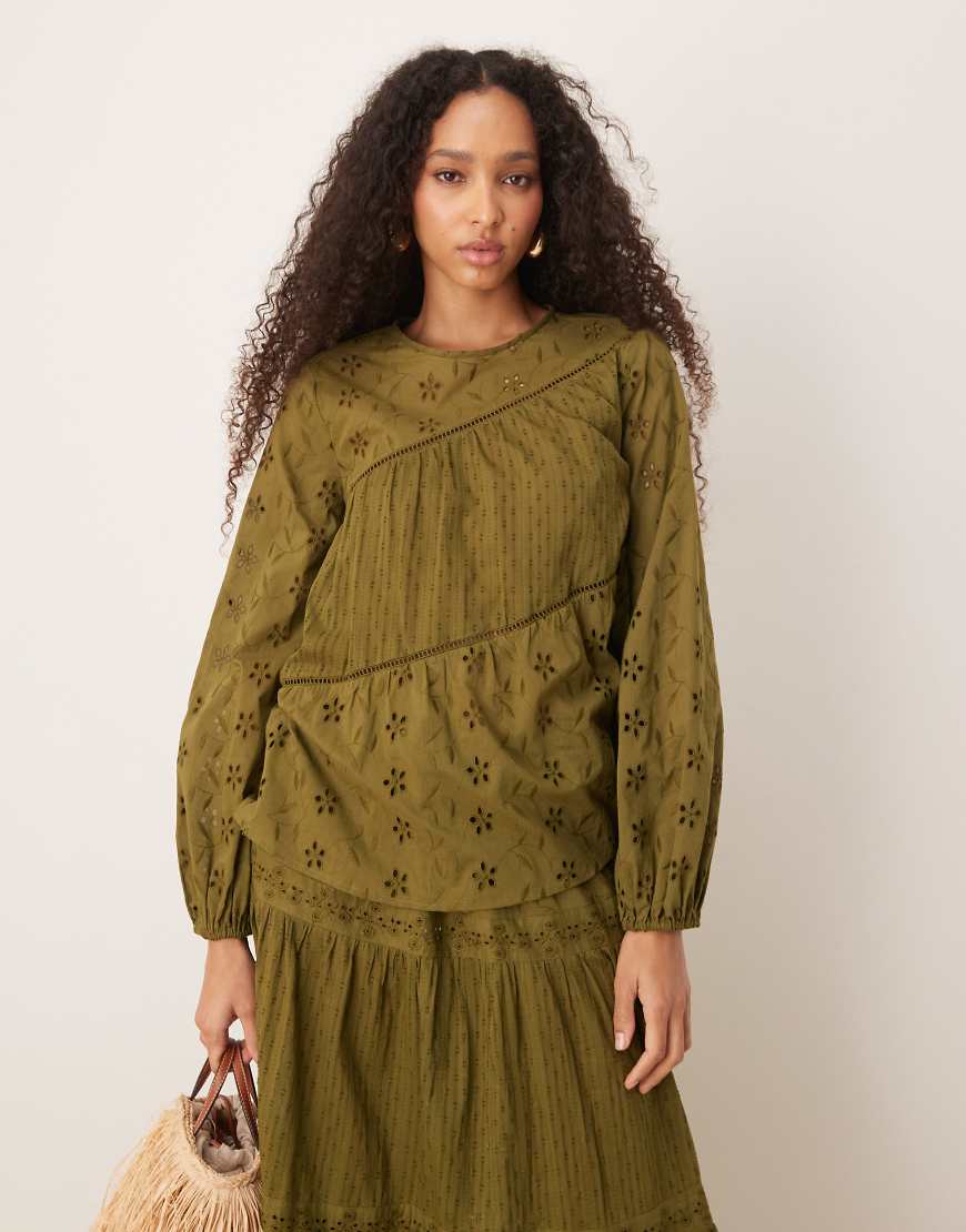 ASOS DESIGN - Langärmliges Oberteil in Grün mit verschiedenen Lochstickereien und voluminösen Ärmeln von ASOS DESIGN