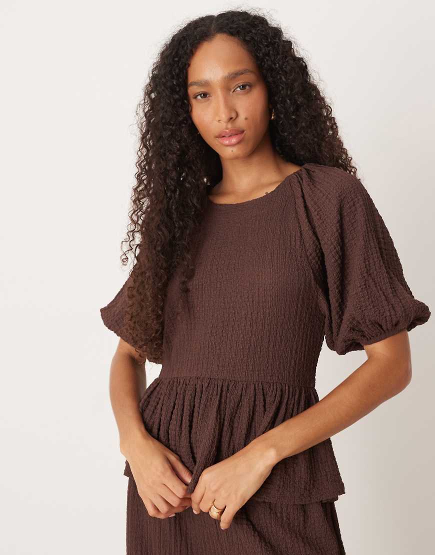 ASOS DESIGN - Langärmliges Oberteil in Schokobraun mit Blasenstruktur-Brown ASOS DESIGN - Langärmliges Oberteil in Schokobraun mit Blasenstruktur-Brown von ASOS DESIGN