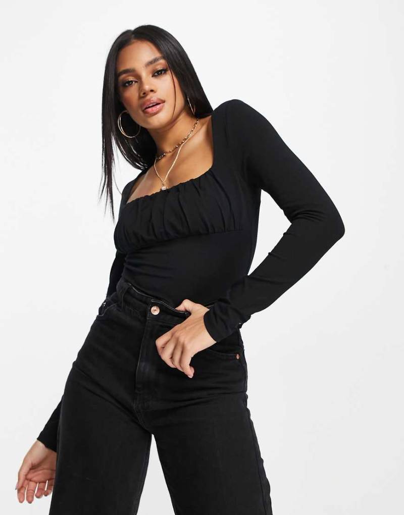 ASOS DESIGN - Langärmliges Oberteil in Schwarz mit geraffter Brustpartie von ASOS DESIGN