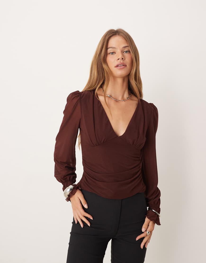 ASOS DESIGN - Langärmliges Oberteil in halbtransparentem Schokobraun mit V-Ausschnitt-Brown von ASOS DESIGN