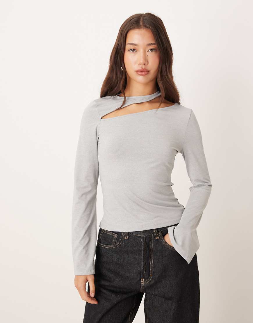ASOS DESIGN - Langärmliges Oberteil in meliertem Grau mit Cut-out und Baumwollhaptik von ASOS DESIGN