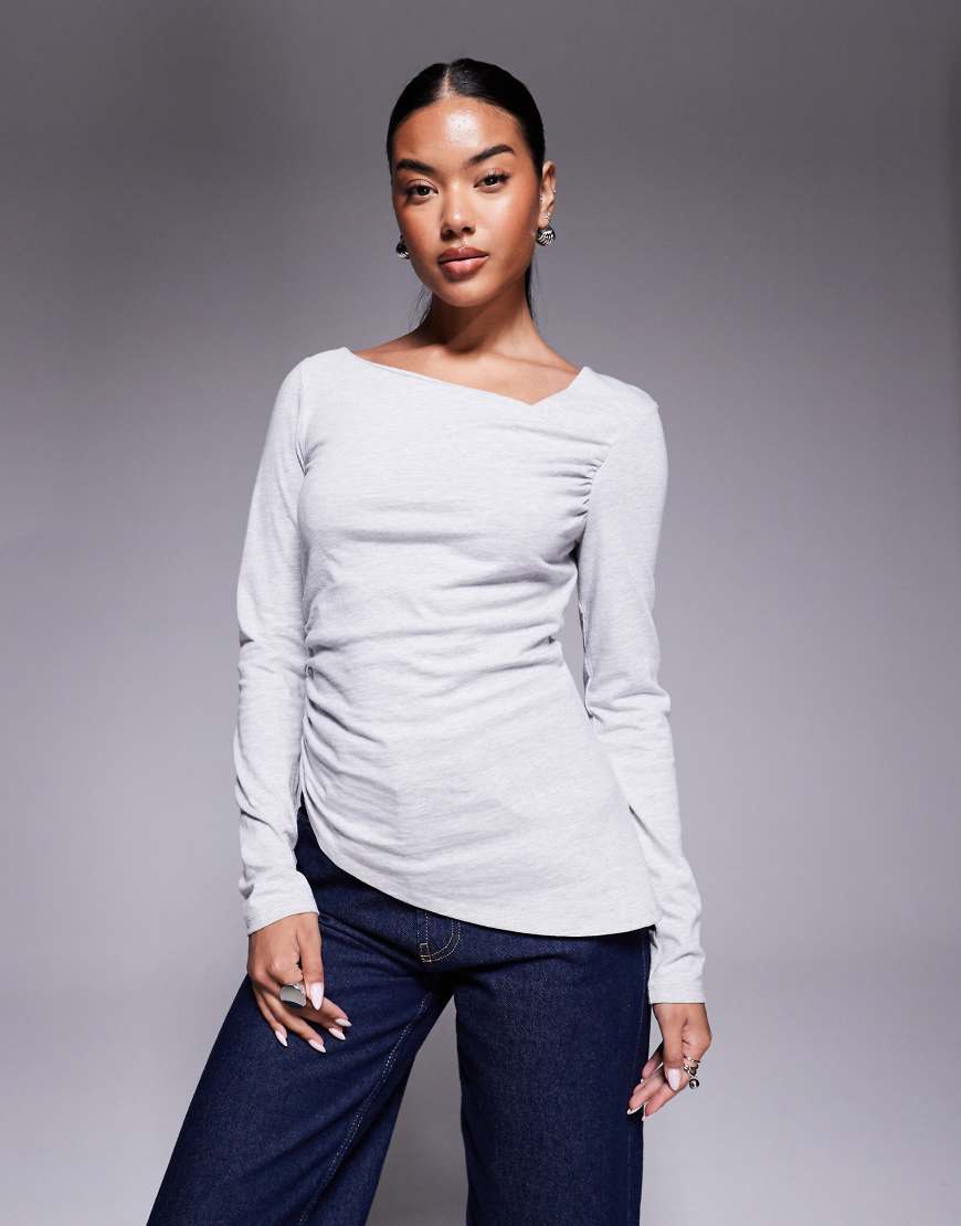ASOS DESIGN - Langärmliges Oberteil in meliertem Grau mit asymmetrischem Ausschnitt und Saum von ASOS DESIGN