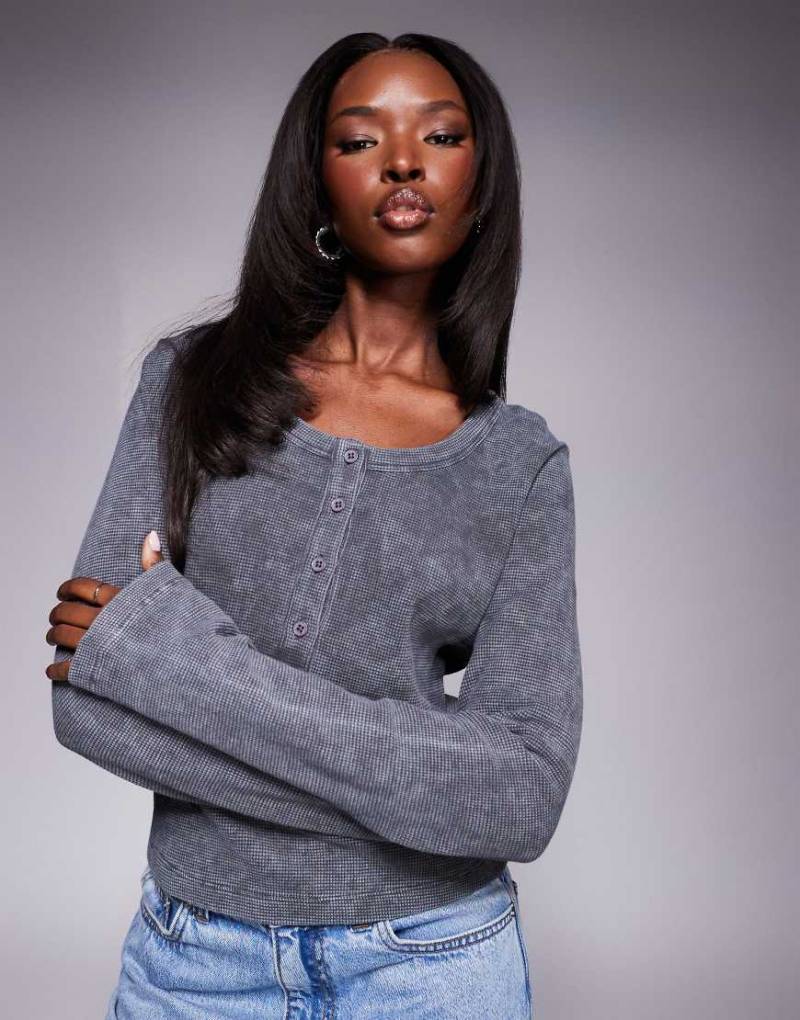 ASOS DESIGN - Langärmliges Oberteil in verwaschenem Anthrazit mit Waffelstruktur und Ziernaht-Grau von ASOS DESIGN
