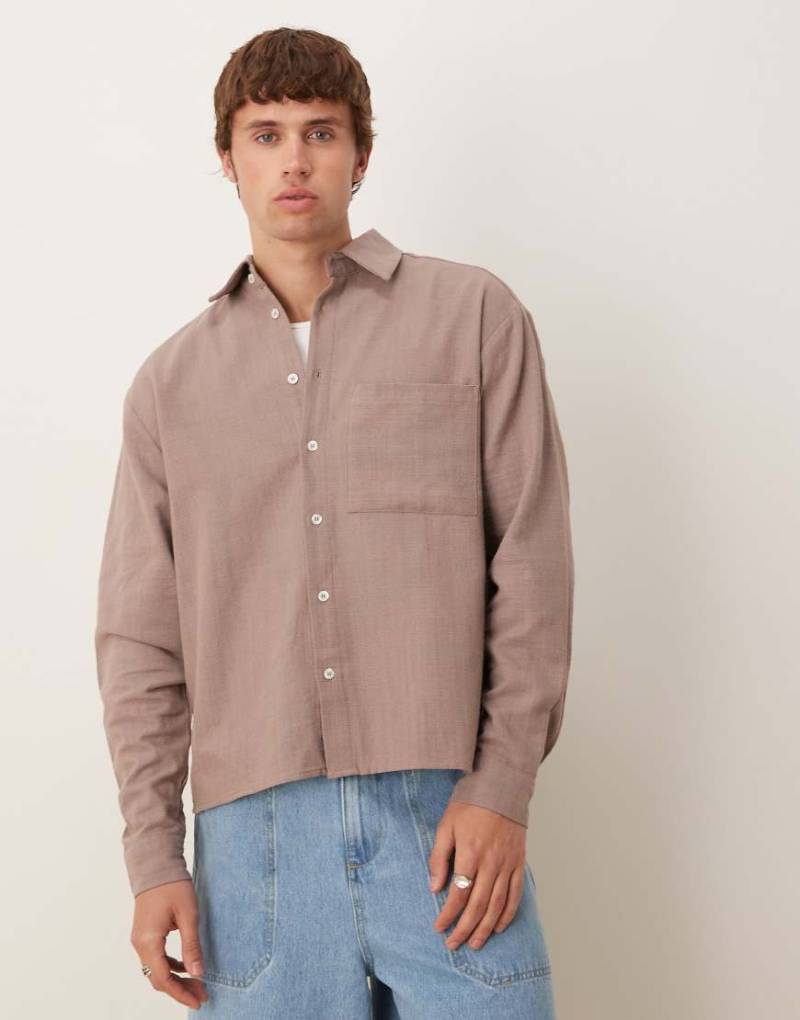 ASOS DESIGN - Langärmliges Oversize-Hemd aus Leinenimitat in Braun von ASOS DESIGN
