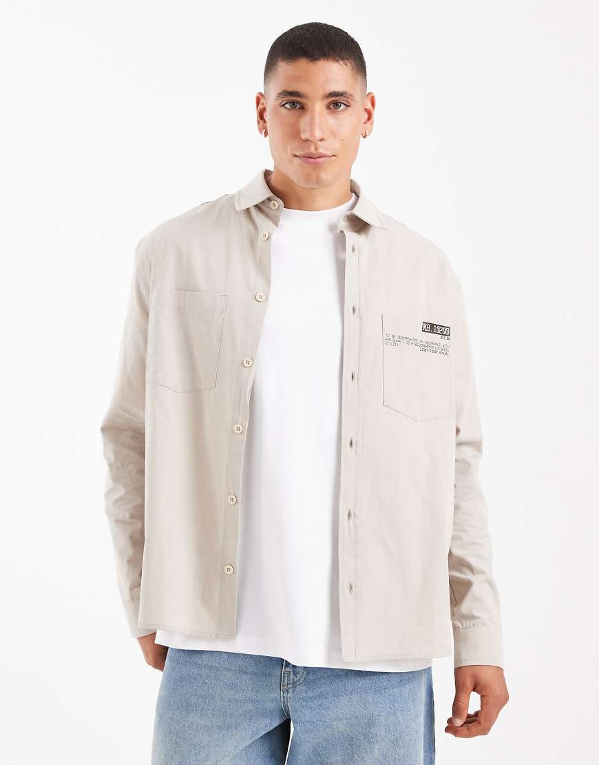 ASOS DESIGN - Langärmliges Oversize-Hemd aus Popeline in Weiß mit Utility-Print-Grün von ASOS DESIGN