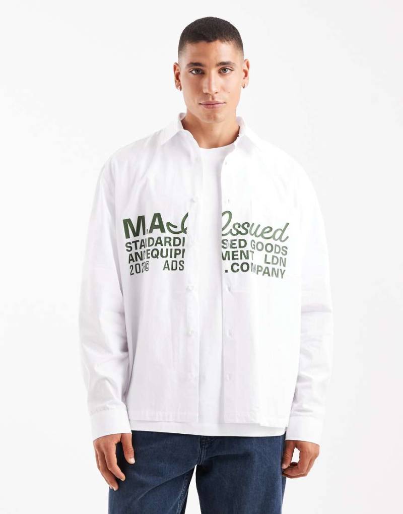 ASOS DESIGN - Langärmliges Oversize-Hemd in Weiß mit Utility-Print von ASOS DESIGN