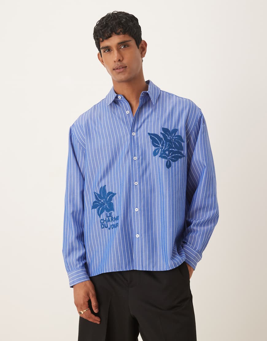 ASOS DESIGN - Langärmliges Oversize-Hemd in gestreiftem Blau mit Stickerei von ASOS DESIGN