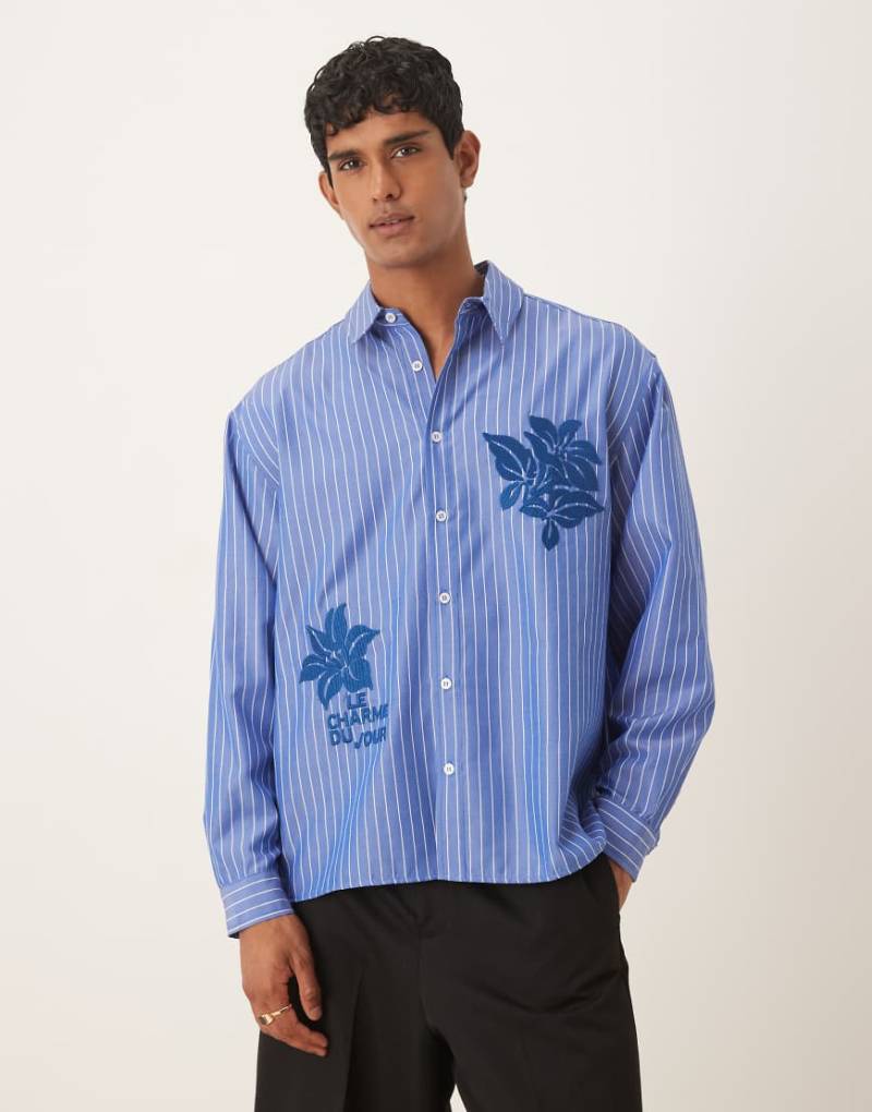 ASOS DESIGN - Langärmliges Oversize-Hemd in gestreiftem Blau mit Stickerei von ASOS DESIGN