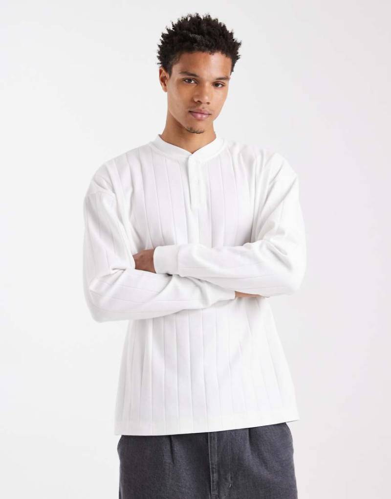 ASOS DESIGN - Langärmliges Oversize-Henley-T-Shirt in Weiß mit breitem Rippenmuster von ASOS DESIGN