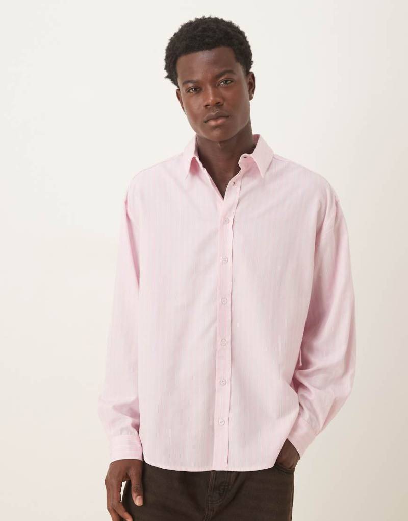 ASOS DESIGN - Langärmliges Oversize-Oberteil in Rosa mit Streifen und geschwungenem Saum im 90er-Stil von ASOS DESIGN